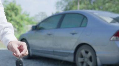 Kira, kiralık araba, satış, alım. Satış müdürü araba anahtarlarını yeni sahibine gönderir. Satışlar, kredi kredisi finans, kira aracı, sigorta, kiralama, satıcı, satıcı, taksit, araba bakımı işi