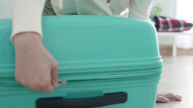 Seyahat etmek için boş alanı çantada bulundurun. Giysilerini hazırlamak ve seyahat etmek için bavulu açan bir kadın. Bir kadın tatil için çantasını hazırlıyor..