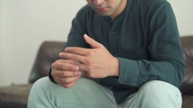 Boşanma. Asyalı çiftler, evliliklerinden sonra umutsuz ve hayal kırıklığına uğramış durumdalar. Güvensizlik, aşk sorunları, ihanetler. Aile sorunu, gençlik aşkı