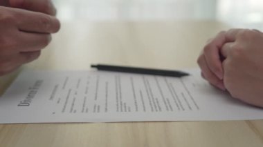 Boşanma. Asyalı çiftler, evliliklerinden sonra umutsuz ve hayal kırıklığına uğramış durumdalar. Güvensizlik, aşk sorunları, ihanetler. Aile sorunu, gençlik aşkı