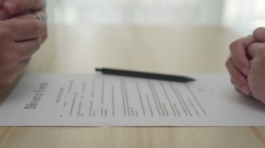 Boşanma. Asyalı çiftler, evliliklerinden sonra umutsuz ve hayal kırıklığına uğramış durumdalar. Güvensizlik, aşk sorunları, ihanetler. Aile sorunu, gençlik aşkı