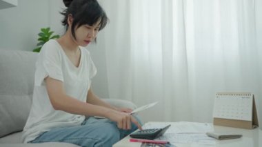 Yüklü faturaları ve faturaları olan stresli ve baş ağrısı çeken Asyalı kadın harcamaları ve kredi kartı borçlarını ödeyecek parası yok. kıtlık, mali sorunlar, mortgage, kredi, iflas, iflas, yoksul, boş cüzdan