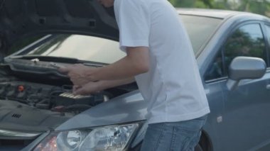 Adam uygulama sistemleri üzerinden mobil bilgi sigortası kullanıyor. Erkekler araba satıcıları ya da acil servisler için sigorta acenteleridir. Sigorta ve hizmet, 24 saat ara, kaza, sorun arabası.
