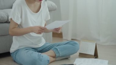 Yüklü faturaları ve faturaları olan stresli ve baş ağrısı çeken Asyalı kadın harcamaları ve kredi kartı borçlarını ödeyecek parası yok. kıtlık, mali sorunlar, mortgage, kredi, iflas, iflas, yoksul, boş cüzdan