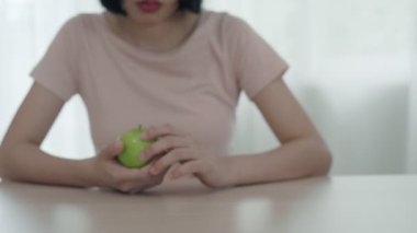 Kadınlar sağlıklı olmak için doğru yiyeceği seçiyorlar. Kadınlar oruç tutuyor. Diyet yemek ve abur cubur arasında karşılaştırma seçenekleri. ağırlık ölçümü, dijital ölçekler, kilo kaybı.