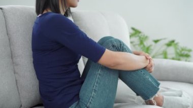 Mutsuz Asyalı kadın kız hayal kırıklığına uğradı, evde yalnız başına yaşanan sorunlara üzüldü, kendini yalnız hissetti, strese girdi, kötü bir ilişki yaşadı, ayrıldı, boşandı, kafası karıştı, depresyon geçirdi, zihinsel sağlık, yalnızlık.