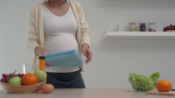 Hamile Bir Kadın Mutlu Bir Şekilde Mutfağı Temizlemek Için Bir — Stok video
