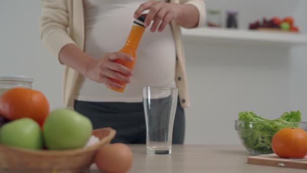 Kobieta Tygodniu Ciąży Trzyma Sok Pomarańczowy Wybiera Odżywczą Dietę Dla — Wideo stockowe