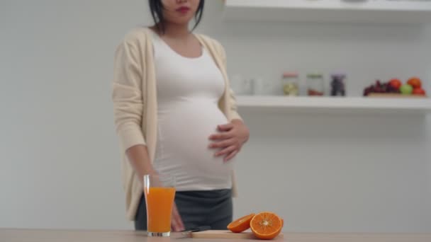 Kobiety Ciąży Zrobić Sok Pomarańczowy Kontroli Składnika Kobieta Ciąży Pić — Wideo stockowe