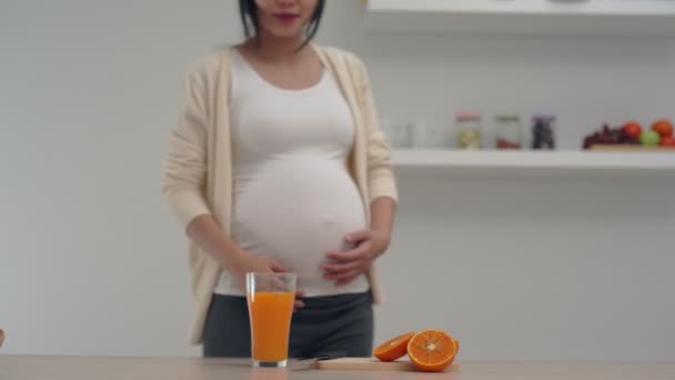 Kobiety Ciąży Zrobić Sok Pomarańczowy Kontroli Składnika Kobieta Ciąży Pić — Wideo stockowe