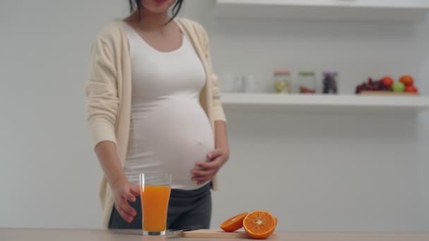 Las Mujeres Embarazadas Hacen Jugo Naranja Para Ingrediente Control Una — Vídeo de stock