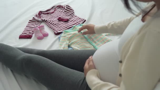 Zwangere Vrouwen Maken Sinaasappelsap Voor Controle Ingrediënt Een Zwangere Vrouw — Stockvideo