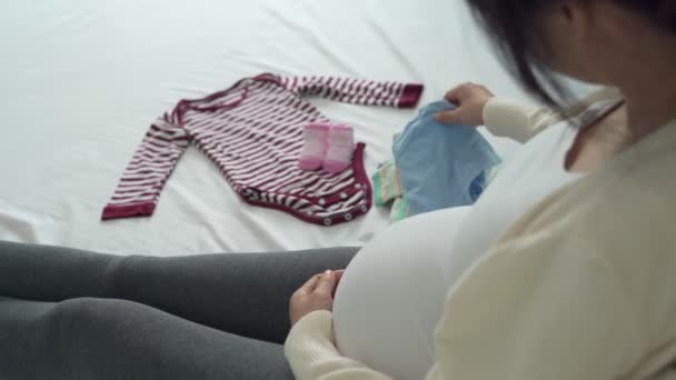 Έγκυες Γυναίκες Φτιάχνουν Χυμό Πορτοκαλιού Για Συστατικό Ελέγχου Μια Έγκυος — Αρχείο Βίντεο