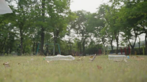 义工来收集公园里被丢弃的人的运动造成的污染 很难分解的塑料瓶 拯救世界和环境的概念 — 图库视频影像