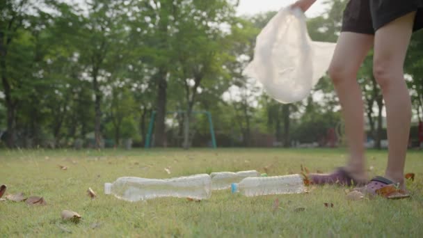 Eine Frau Sammelt Freiwillig Umweltverschmutzung Ein Die Park Weggeworfen Wurde — Stockvideo