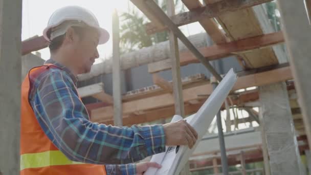 Auftragnehmer Mann Überprüfung Zeichnung Des Entwurfs Neue Heimat Ingenieure Lesen — Stockvideo