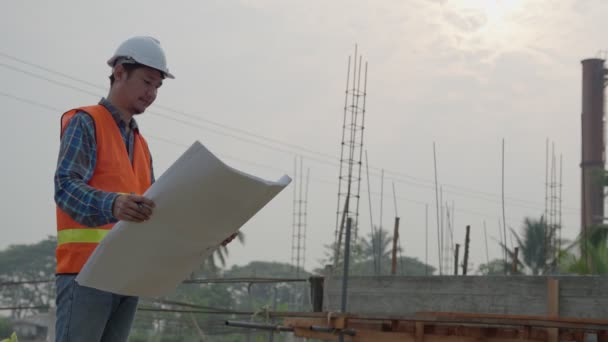 Engenheiros São Lidos Detalhes Construção Desenho Empreiteiro Leva Detalhes Das — Vídeo de Stock