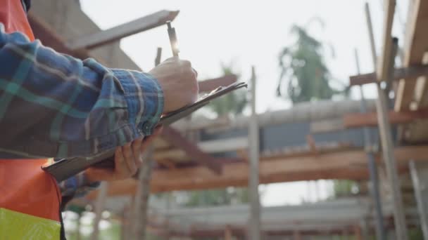 Інженери Інспекторів Перевіряють Будівництво Будинку Підрядник Перевіряє Записує Про Роботу — стокове відео