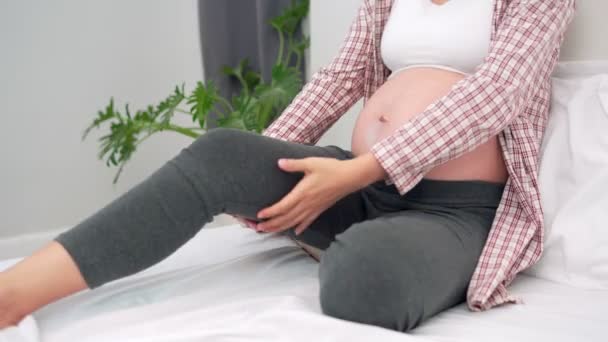 Una Donna Incinta Dolore Alle Gambe Dopo Essersi Svegliata Mattina — Video Stock