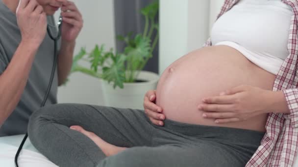 Młody Azjata Słucha Dziecka Łonie Matki Młody Mężczyzna Bawi Się — Wideo stockowe