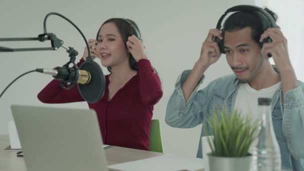 Oficiais Masculinos Femininos Acenaram Saudações Aos Telespectadores Que Estavam Vendo — Vídeo de Stock