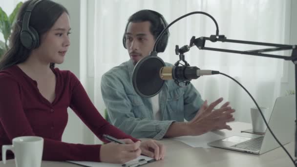 Kadın Erkek Bir Sabah Radyo Istasyonunda Bir Haber Programı Yayınlıyorlar — Stok video