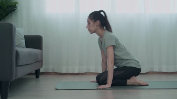 Bella Donna Asiatica Giocare Yoga Rilassarsi Casa Una Donna Ridurre — Video Stock