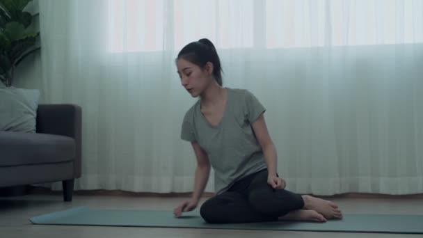 Прекрасна Азіатка Грає Йогу Відпочиває Вдома Жінка Знижує Свою Пухлину — стокове відео