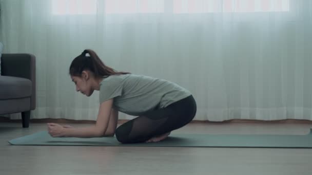 Bella Donna Asiatica Giocare Yoga Rilassarsi Casa Una Donna Ridurre — Video Stock
