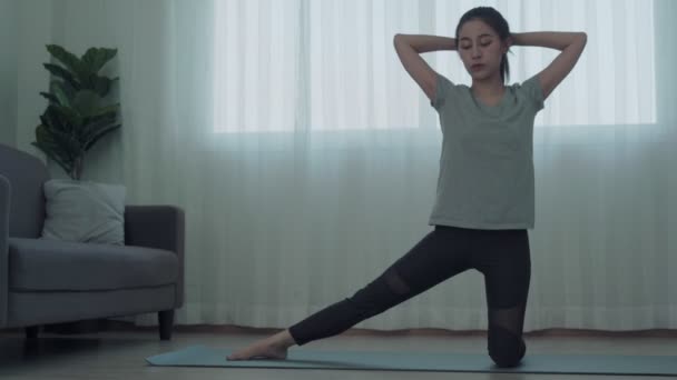Schöne Asiatin Macht Yoga Und Erholung Hause Frauen Machen Yoga — Stockvideo
