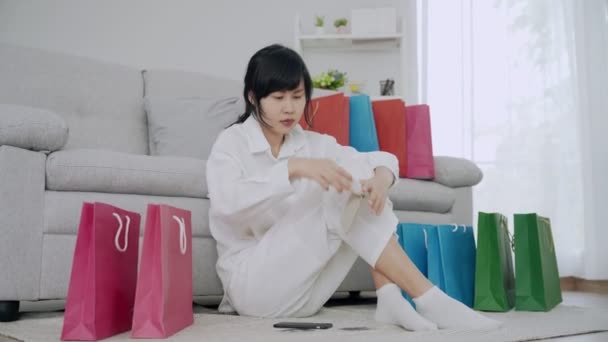 Asia Women Ditekankan Setelah Cek Ulang Kartu Kredit Faktur Dan — Stok Video
