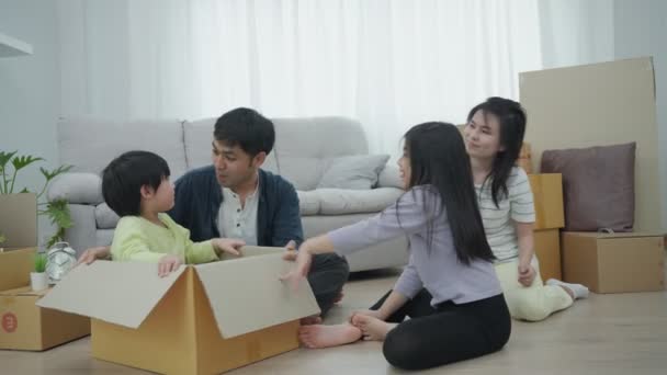 Parent Play Une Fille Son Fils Après Avoir Déménagé Dans — Video
