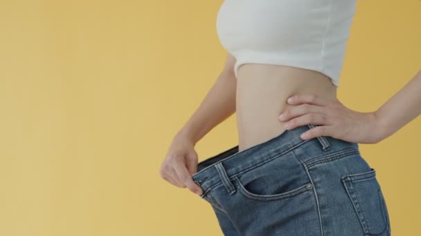 Γυναίκες Δείχνουν Αποτελέσματα Της Δίαιτας Γυναίκες Έχουν Μειωμένο Μέγεθος Μέσης — Αρχείο Βίντεο