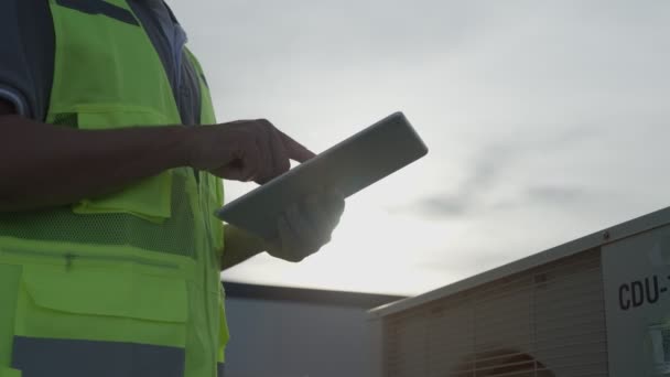 Ingeniero Mantenimiento Caminando Para Registrar Estado Del Sistema Aire Acondicionado — Vídeos de Stock