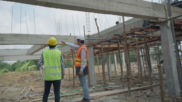 Equipe Engenheiros Verificar Progresso Construção Local Construtor Inspetor Construção Inspeção — Vídeo de Stock