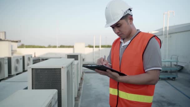 Ingeniero Inspeccionar Acondicionador Aire Comparar Los Estándares Construcción Los Ingenieros — Vídeos de Stock