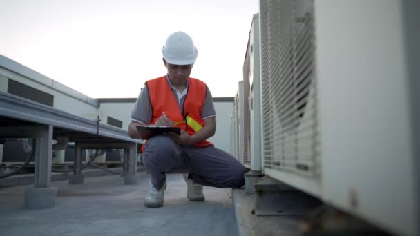 Engenheiro Inspecionar Condicionado Comparar Padrões Construção Engenheiros Estão Fazendo Verificações — Vídeo de Stock