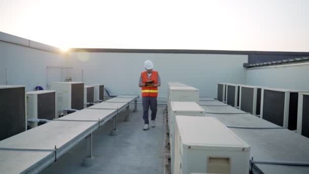 Ingénieur Est Inspecter Climatiseur Comparer Les Normes Construction Les Ingénieurs — Video