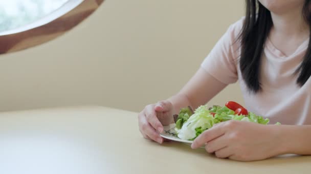 Femeie Folosind Mâna Împinge Hamburger Pentru Dieta Femeie Reduce Greutatea — Videoclip de stoc