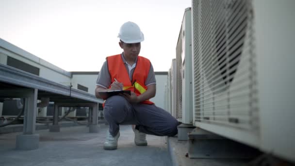 Inženýr Kontroluje Klimatizaci Porovnává Stavební Normy Inženýři Před Dodáním Klientům — Stock video