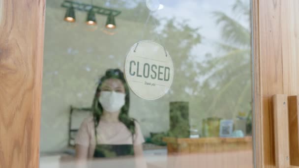 Dükkan Sahibi Ilk Gününde Tabelayı Kapatmaktan Açık Hale Getirdi Güvenliği — Stok video