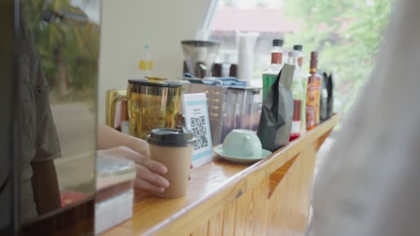 Žena Používat Smartphone Skenovat Kód Platit Kavárně Restaurace Digitální Platbou — Stock video