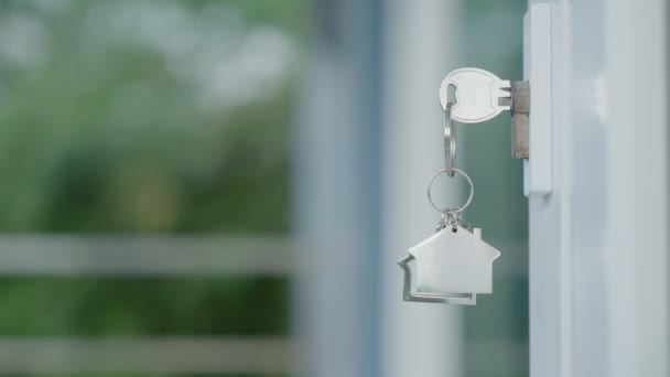 Chave Casa Senhorio Para Abrir Uma Casa Está Ligada Porta — Vídeo de Stock
