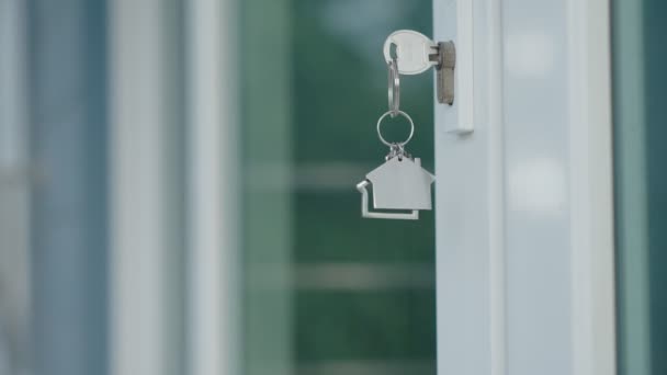 Chave Casa Senhorio Para Abrir Uma Casa Está Ligada Porta — Vídeo de Stock