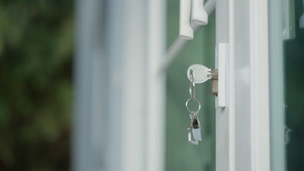 Chave Casa Senhorio Para Abrir Uma Casa Está Ligada Porta — Vídeo de Stock