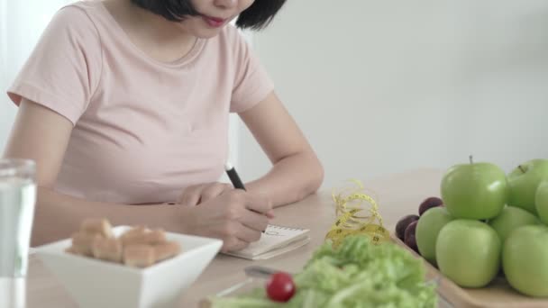 Nők Írni Diéta Séma Napi Könyvben Kontroll Súly Nőknek Diéta — Stock videók