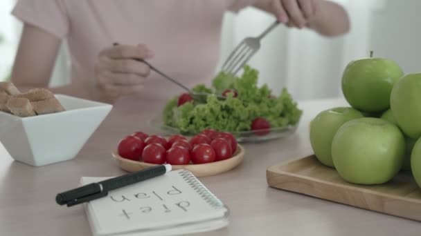 Diet Kvinnan Äter Tomat För Kontroll Vikt Och Kost Välj — Stockvideo
