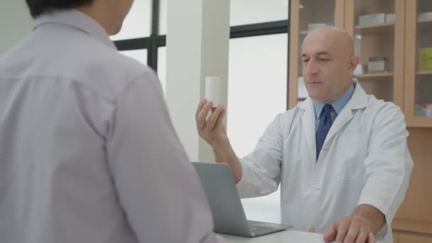 Patient Consult Pharmacist Medical Care Rehabilitation Male Pharmacist Advice Use — Vídeo de Stock