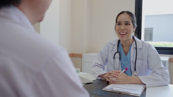 Asiatico Donna Medico Interviste Registra Salute Del Paziente Impostare Trattamento — Video Stock