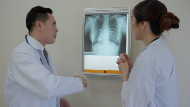 Yeni Doktor Hastalığı Röntgen Filmleriyle Teşhis Etmek Için Kıdemli Doktora — Stok video